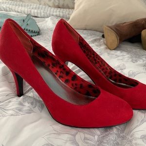 Size 10 red heals